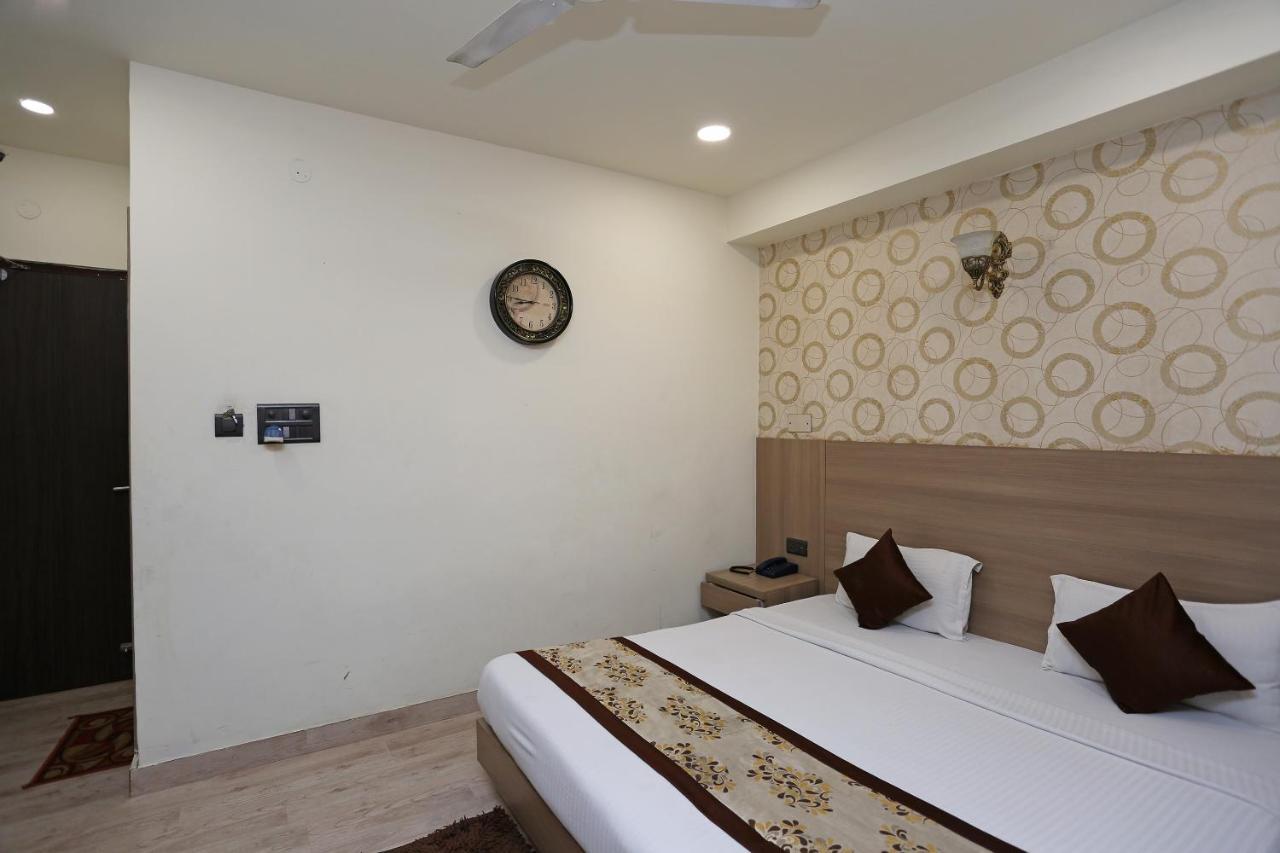 Capital O 5663 Gs Inn Chinhat Exterior foto