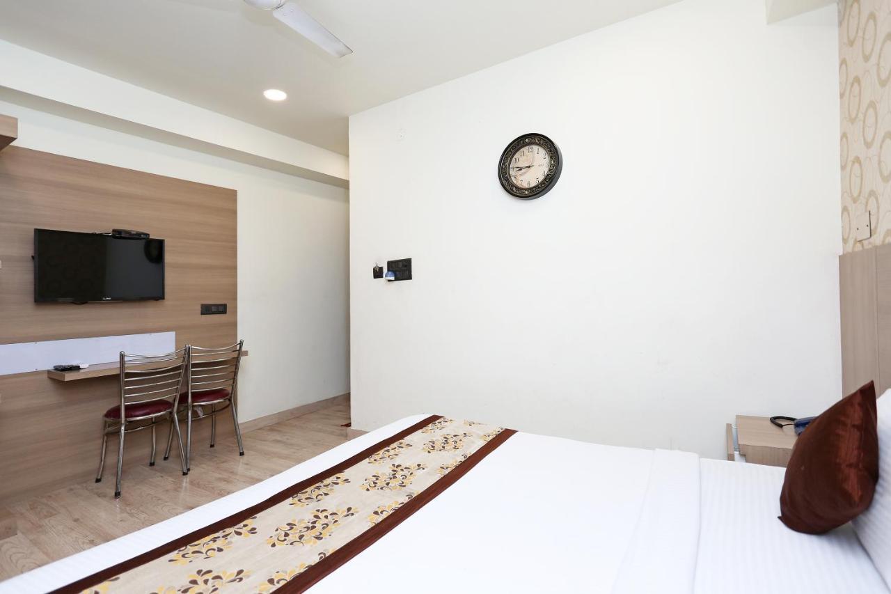 Capital O 5663 Gs Inn Chinhat Exterior foto